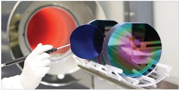 ASML一如既往地堅(jiān)如磐石，佳能對 ASML 業(yè)務(wù)的影響本質(zhì)上為零。