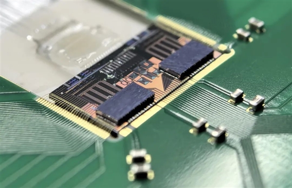 國內(nèi)首款2Tb/s 3D集成硅光芯粒成功出樣 華為、英偉達(dá)等巨頭都在押注